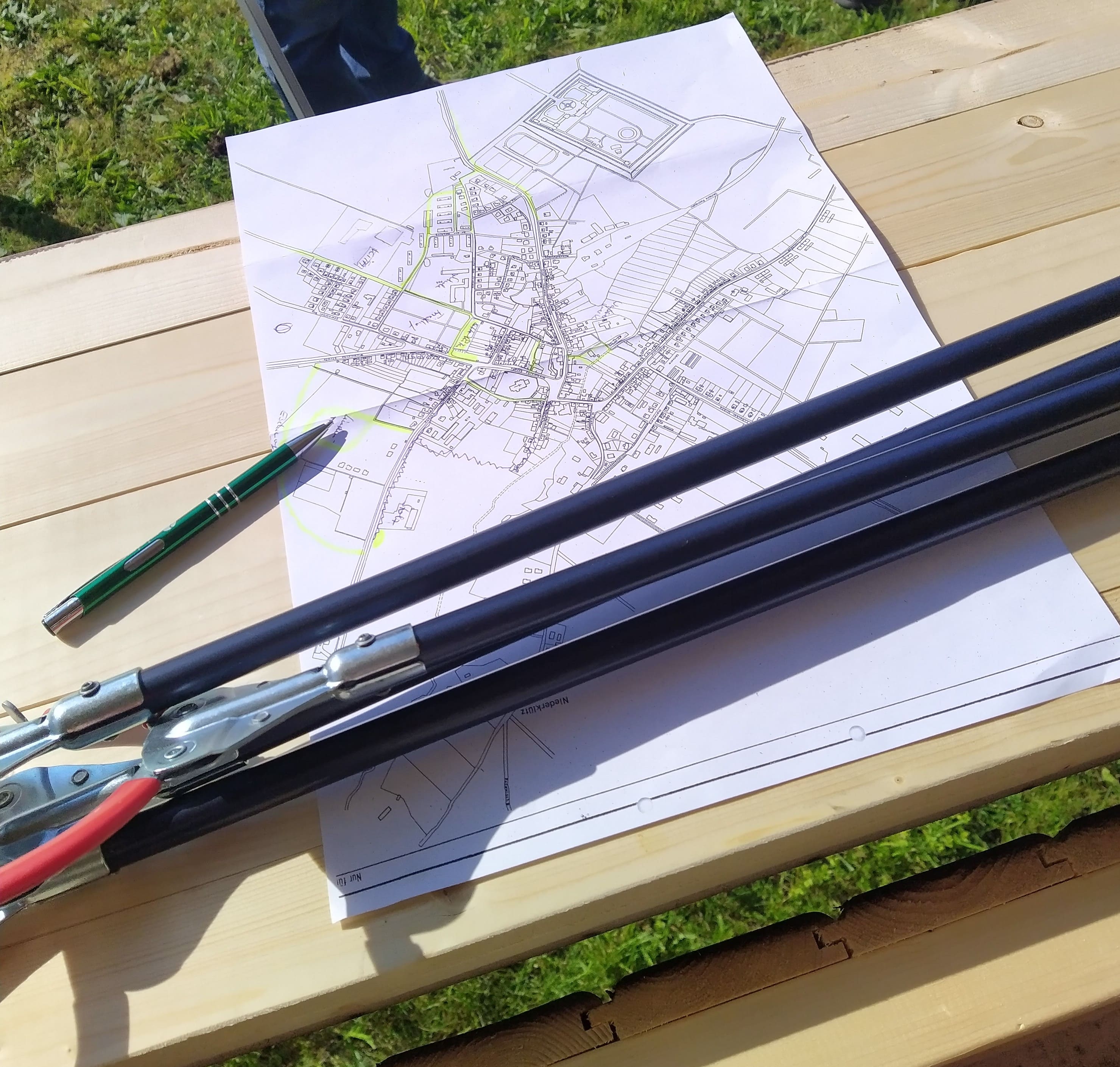 Abfallgreifer und Stadtplan