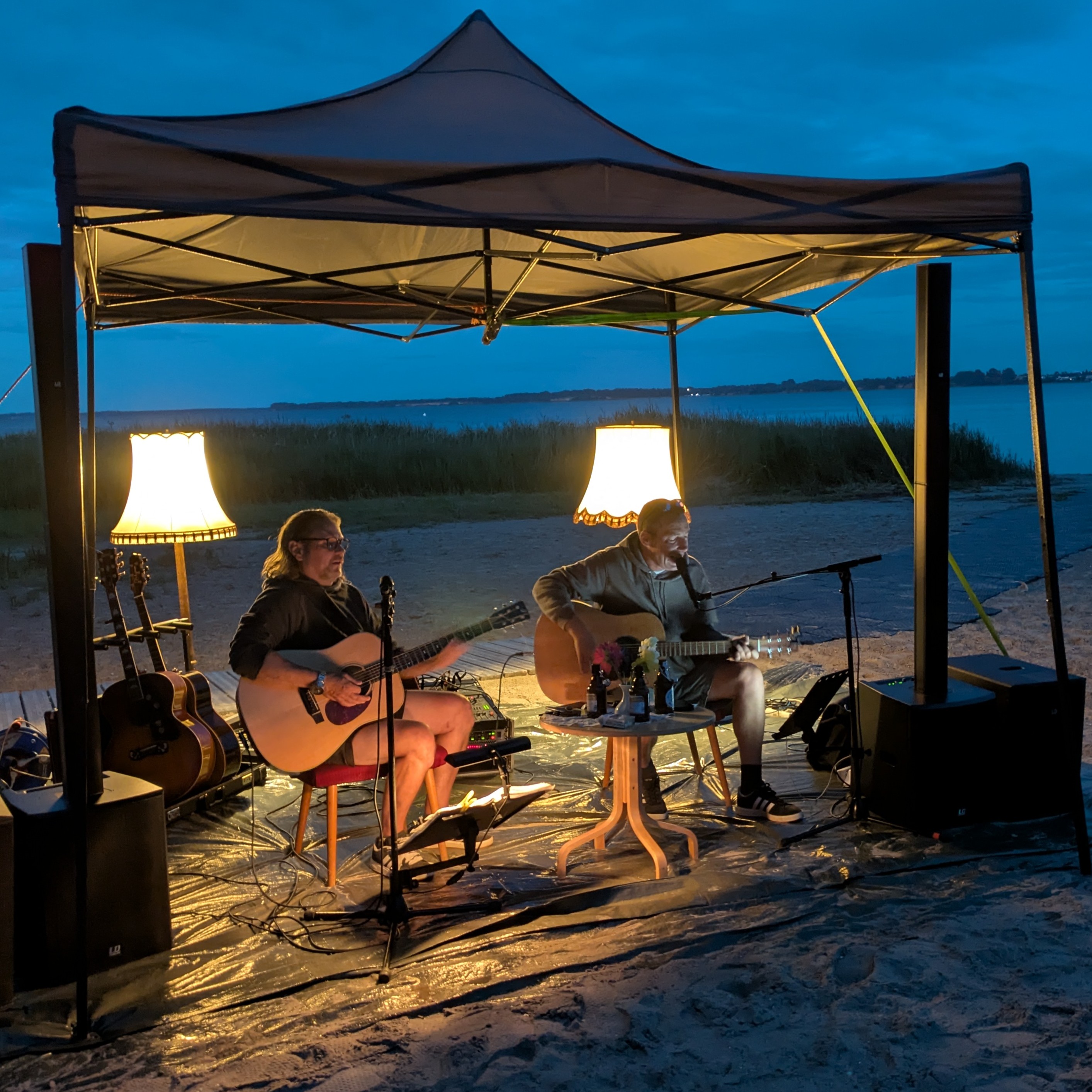 Sconehead am Wohlenberger Strand - Zwei Gitarrenspieler