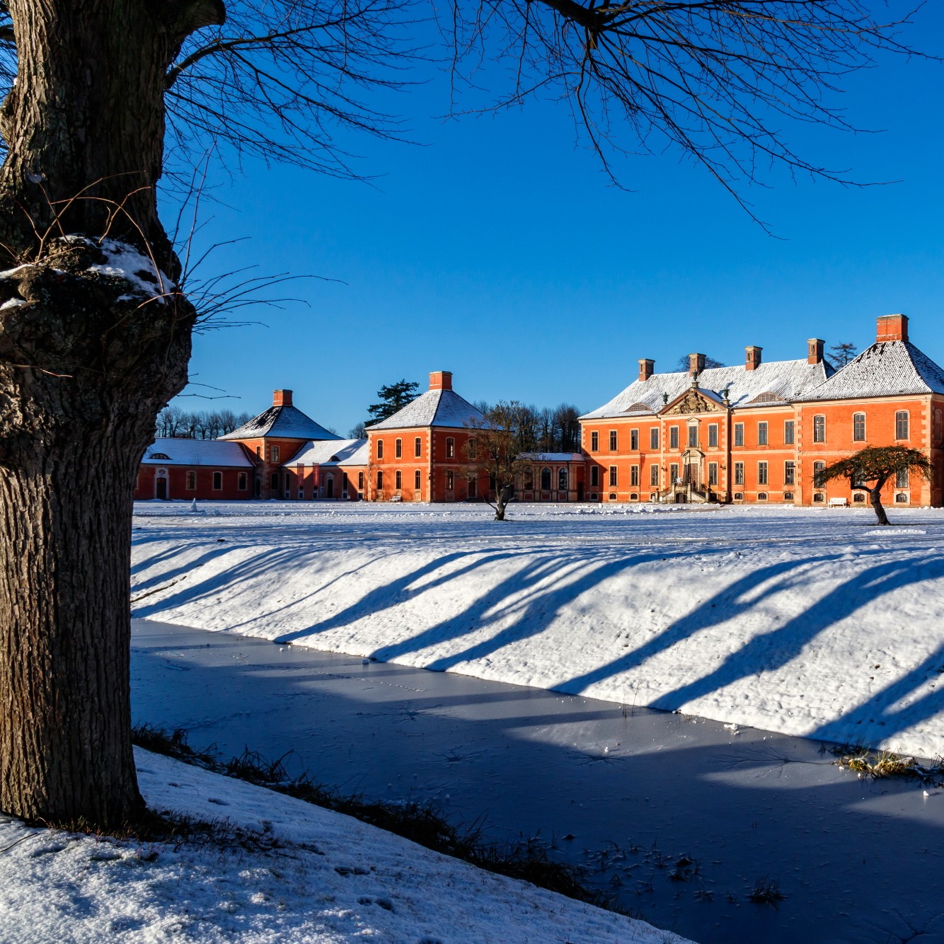Blick auf Schloss Bothmer im Schnee