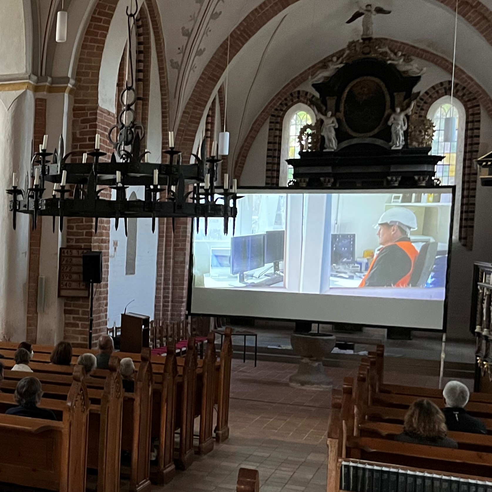 Blick auf die Kinoleinwand in der Kirche