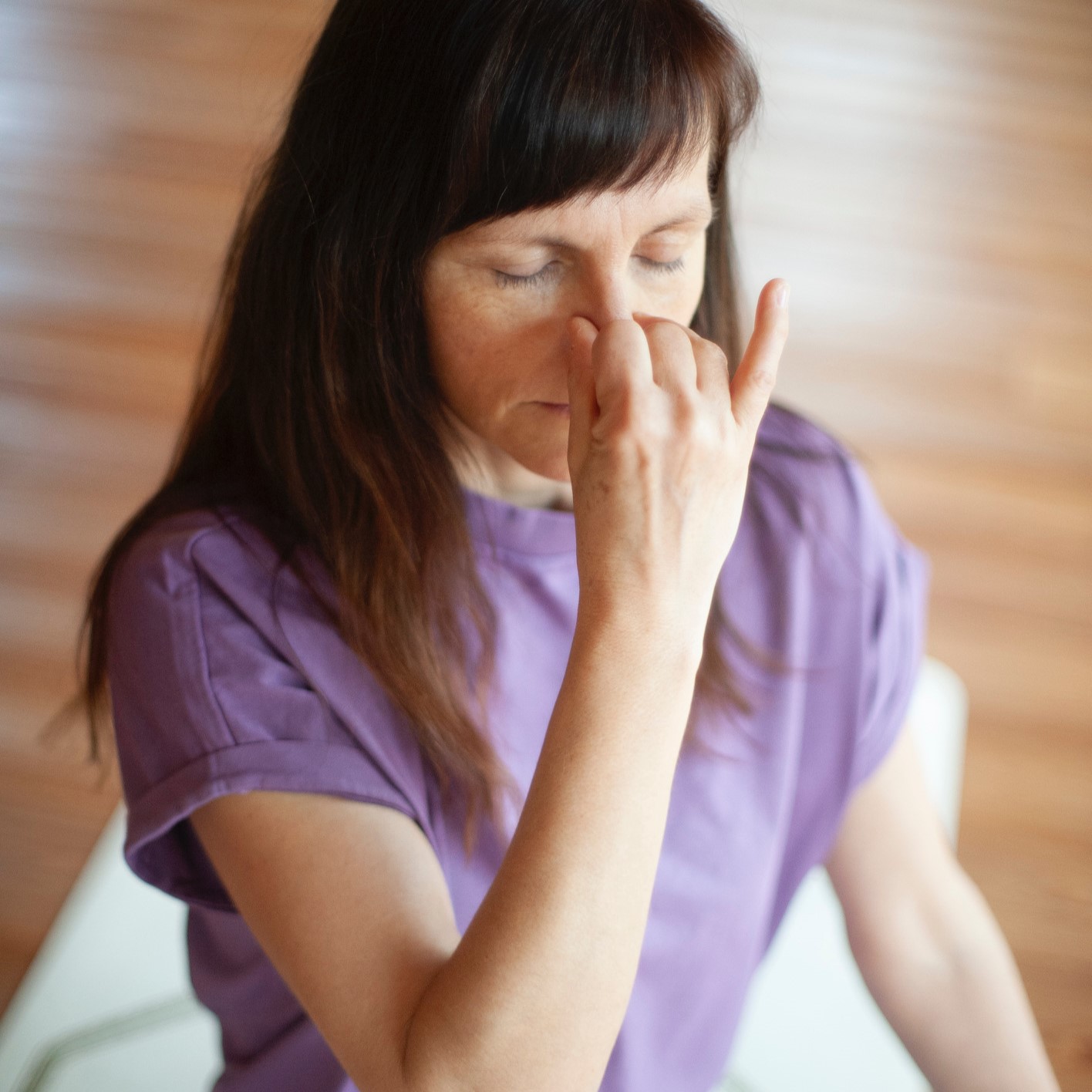 Erwachsene und Kinder bei gemeinsamem Yoga